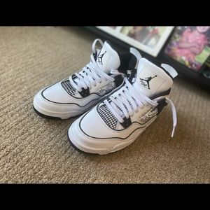 Selling these Jordan retro 4 in San Diego California